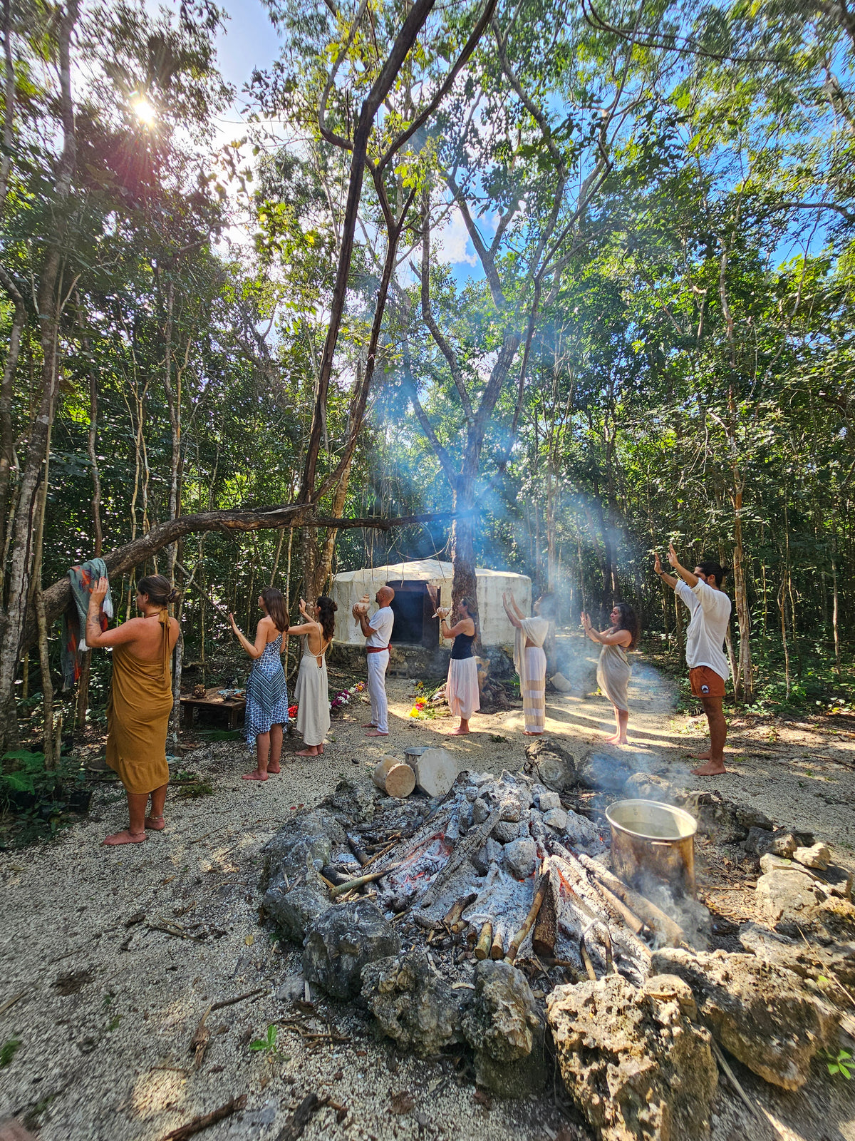 Ceremonia grupal junto al fuego en la selva.